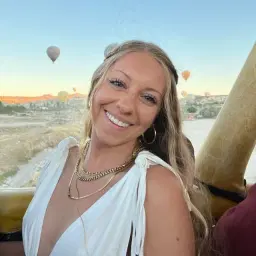 AriTravels | Expert Female Nomad