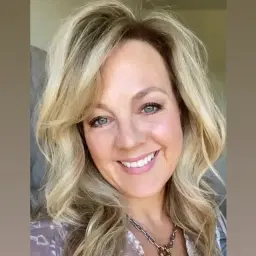 Melissa -Midlife Makeup & Lifestyle Inspo